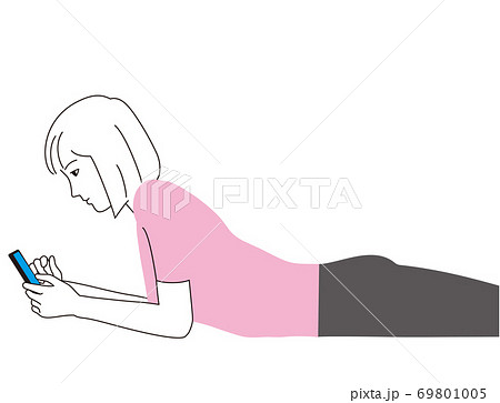 スマートフォンをうつ伏せで見つめる女性 スマートフォンをうつ伏せで見つめる女性 69801005
