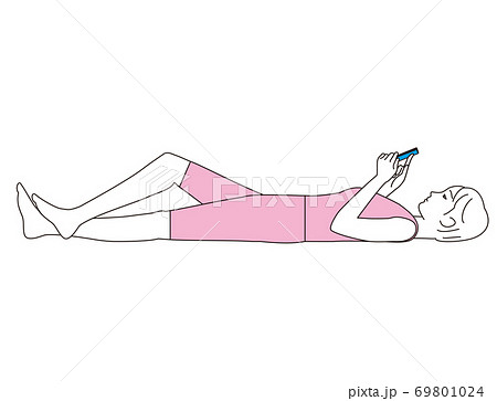 スマートフォンを上向き寝で見つめる女性 スマートフォンを上向き寝で見つめる女性 69801024