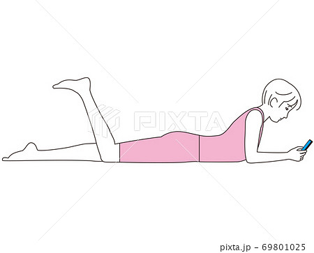 スマートフォンをうつ伏せで見つめる女性 スマートフォンをうつ伏せで見つめる女性 69801025