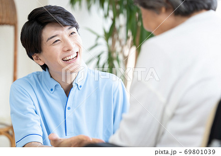 介護イメージ 男性介護士のポートレート 介護イメージ 男性介護士のポートレート 69801039