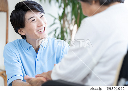 介護イメージ 男性介護士のポートレート 介護イメージ 男性介護士のポートレート 69801042