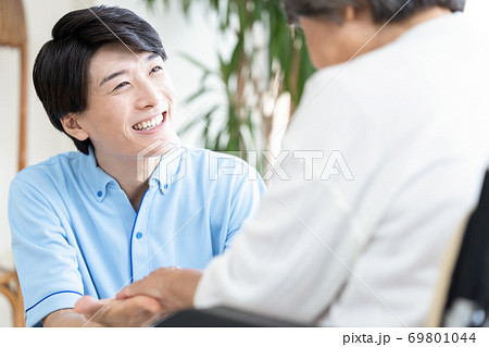 介護イメージ　男性介護士のポートレート 69801044
