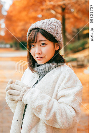 冬の公園にたたずむ女の子 69801757