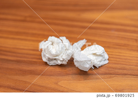 ティッシュ使用済み ティッシュのゴミの写真素材 [69801925] - PIXTA