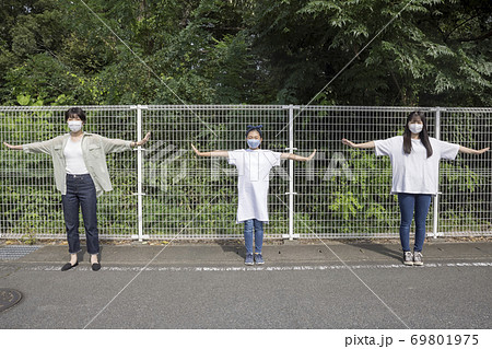 ソーシャルディスタンスイメージ 69801975