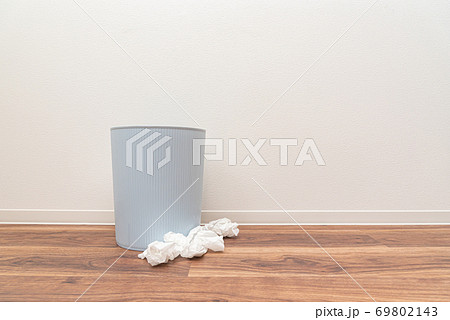 ティッシュとゴミ箱 69802143