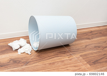 ティッシュとゴミ箱 69802146
