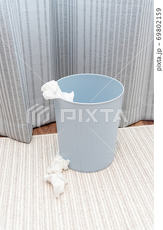 ティッシュとゴミ箱 69802159