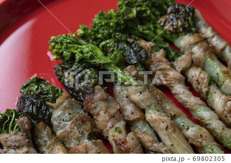 菜の花の豚肉巻き 69802305