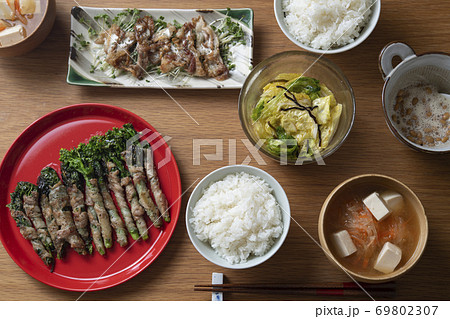 菜の花の豚肉巻きがメインの食卓 69802307