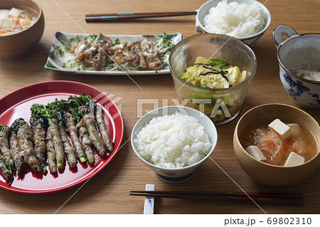 菜の花の豚肉巻きがメインの食卓 菜の花の豚肉巻きがメインの食卓 69802310