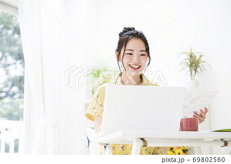 若い女性　テレワーク　リモートワーク　オンライン会議　オンライン授業 69802560