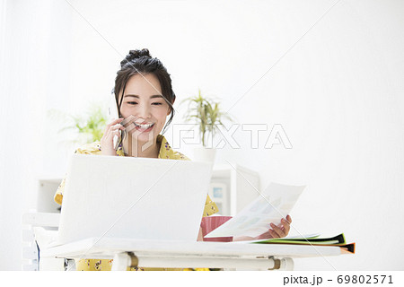 若い女性 テレワーク リモートワーク スマホ 若い女性 テレワーク リモートワーク スマホ 69802571