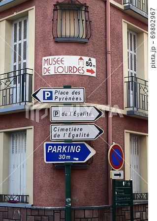ヨーロッパの可愛い家の外観とおしゃれな道路標識の写真素材