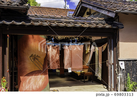 吹屋ふるさと村　吹屋の町並み　ベンガラ染工房　岡山県高梁市 69803313