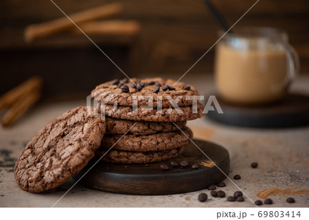 round chocolate chip cookies with almonds 69803414