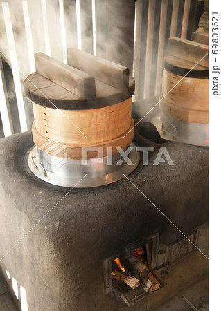 竈でご飯を炊く 69803621