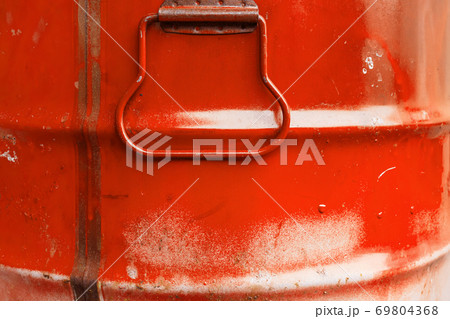 Red color can 69804368