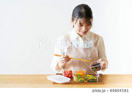 作り置きおかずを作る若い女性 69804581