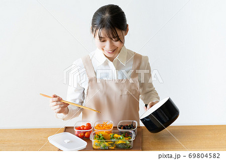 作り置きおかずを作る若い女性 作り置きおかずを作る若い女性 69804582