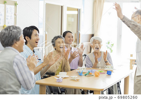 介護施設で過ごすシニア男女と介護士 老人ホーム 介護施設で過ごすシニア男女と介護士 老人ホーム 69805260