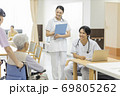 介護施設で診察をする医師 老人ホーム 69805262
