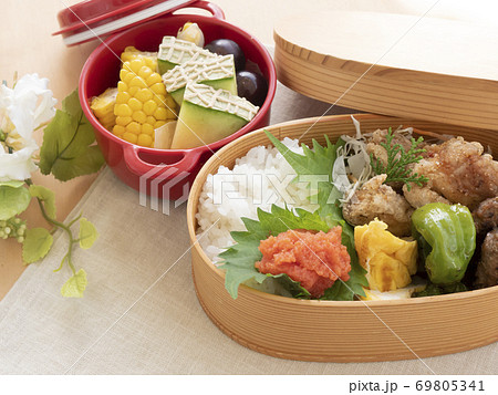 明太子と手作りのおいしい唐揚げが入った曲げわっぱのお弁当 69805341