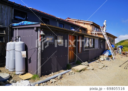 増築工事中の水晶小屋 69805516