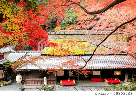 嵯峨野 平野屋と紅葉の写真素材