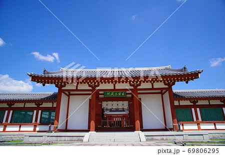 古都奈良の薬師寺 :  玄奘三蔵院伽藍脇で咲き誇る萩の花 69806295