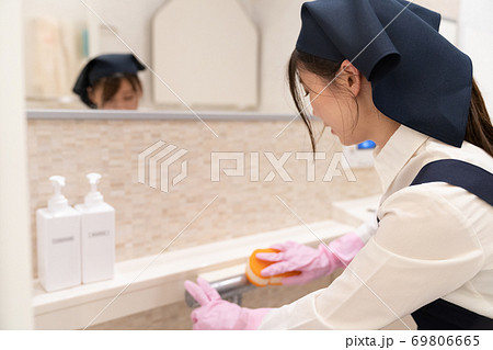 風呂掃除をする家事代行の若い女性スタッフ 69806665