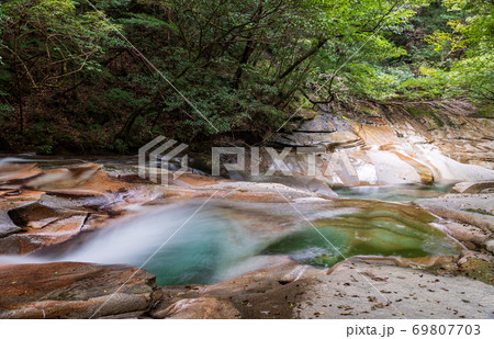 清流桑原川に流れる美しき水藤河内渓谷 清流桑原川に流れる美しき水藤河内渓谷 69807703
