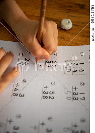 算数の足し算ひっさんの計算の写真素材