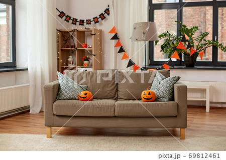 jack-o-lanterns and halloween decorations at home 69812461
