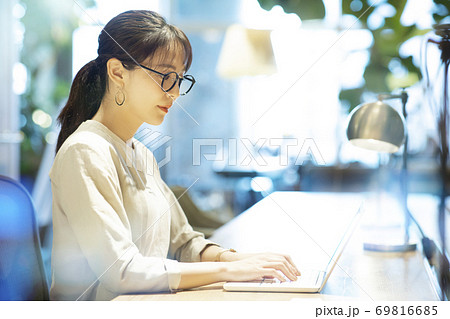 カフェの女性 69816685