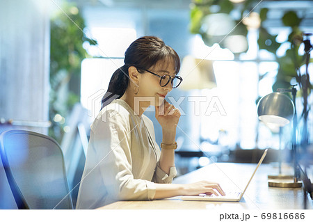 カフェの女性 69816686