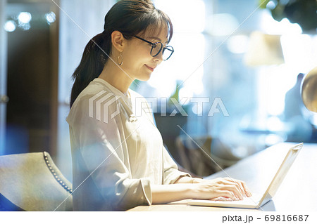 カフェの女性 69816687