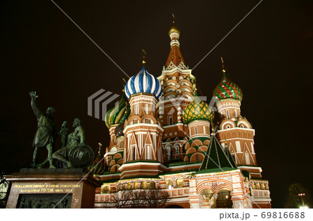 夜の赤の広場でライトアップされた聖ワシリイ大聖堂 in モスクワ、ロシア 69816688