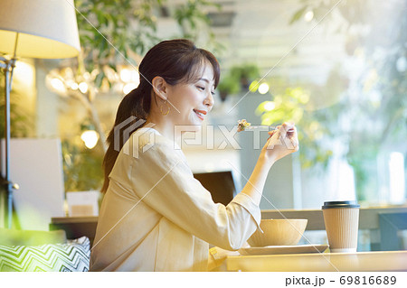 カフェの女性 69816689