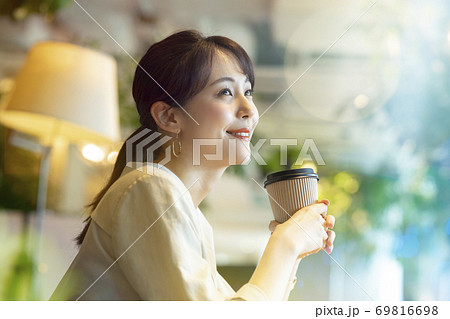 カフェの女性 69816698