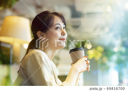 カフェの女性 69816700
