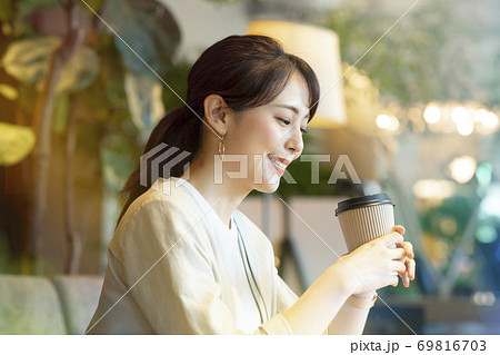 カフェの女性 カフェの女性 69816703