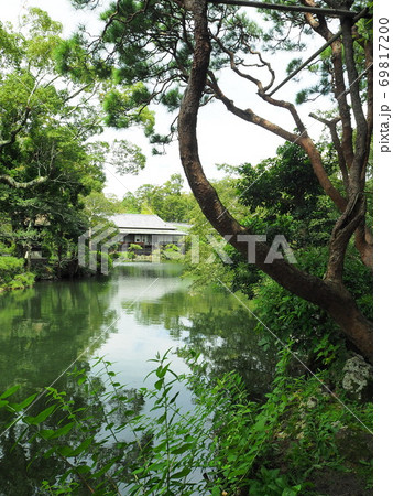 静岡県　楽寿園　満水の小浜池　9月 69817200