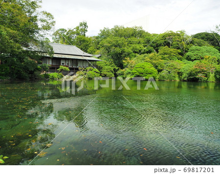 静岡県　楽寿園　満水の小浜池　9月 69817201