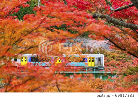 紅葉と鉄橋を渡る水郡線の列車 福島県矢祭町 紅葉と鉄橋を渡る水郡線の列車 福島県矢祭町 69817333