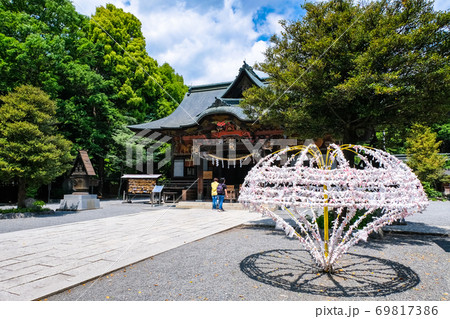 新緑の秩父神社 拝殿 69817386