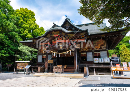 新緑の秩父神社 拝殿 69817388