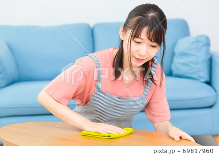 テーブルを拭く女性　写真素材 69817960