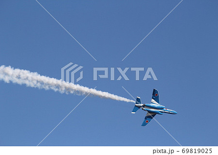 ブルーインパルス5番機のフォーポイントロール 単独機 ブルーインパルス5番機のフォーポイントロール 単独機 69819025