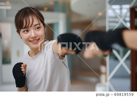 シャドーボクシングをする女性 69819559